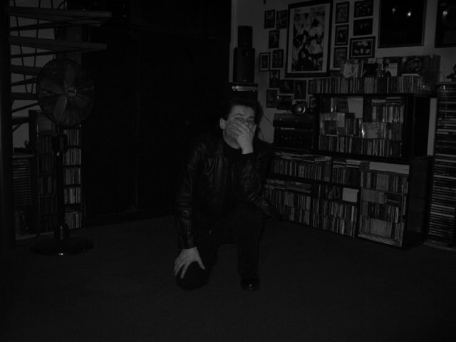 reto on his knees